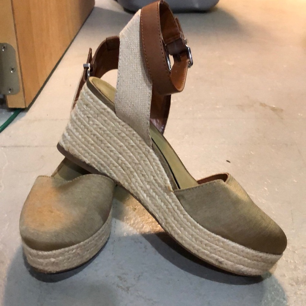Cute BCBG wedges